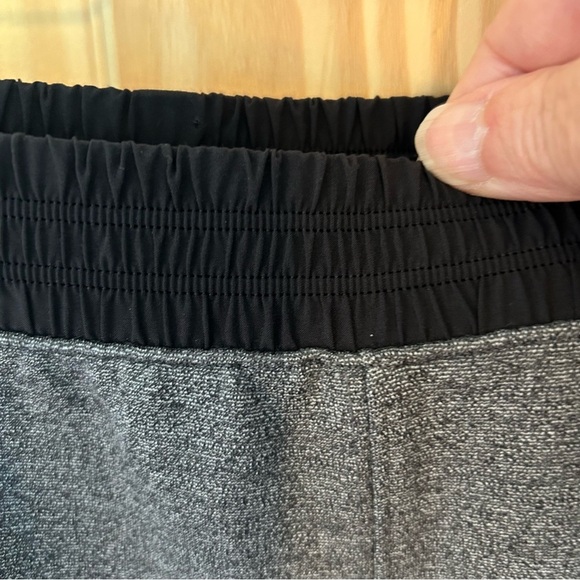 Lululemon Light Strides Cropped Pants. Size 6. - Picture 6 of 12